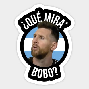 Messi - Qué mira bobo? Andá pa allá - Lionel Messi shirt meme v4 Black Sticker